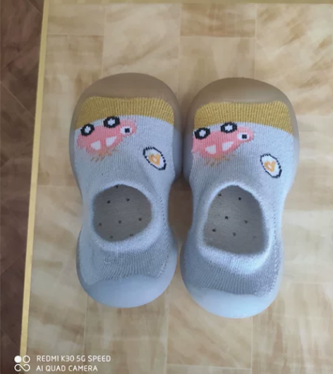 闲置婴儿软底鞋全新，内径12Cm 感兴趣的...