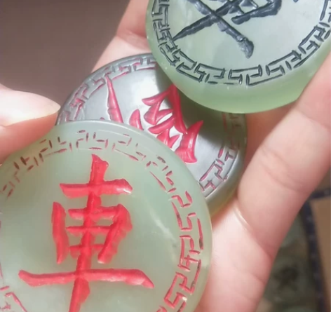 翡翠象棋，几十年的东西，有几个是冰种，大多...
