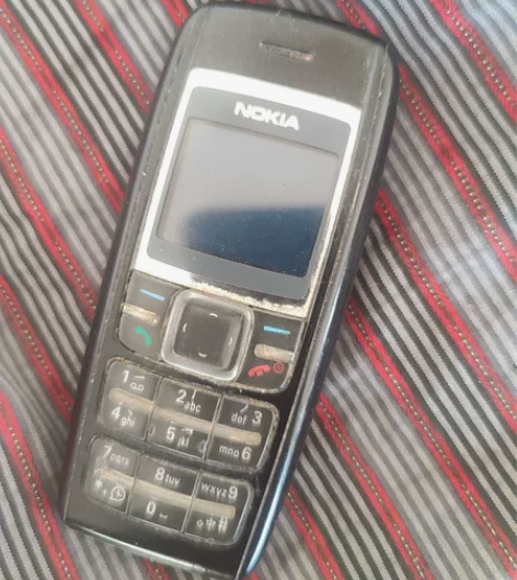 出诺基亚1600两部当配件卖，有一个打打电...