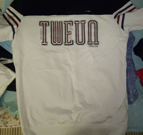 男卫衣，178厘米，140斤能穿。给个邮费...