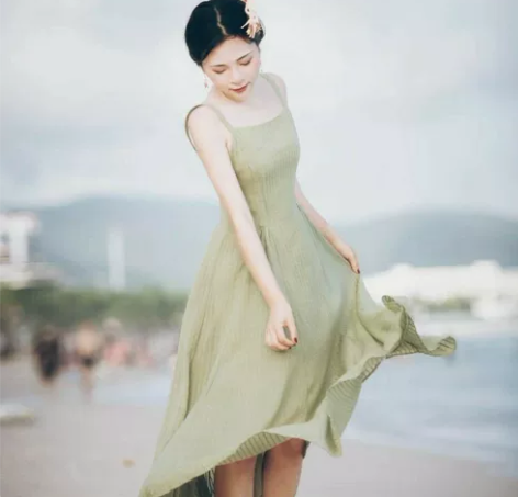 须弥阁荷叶裙，是绿色的这条裙子，现在下架了...