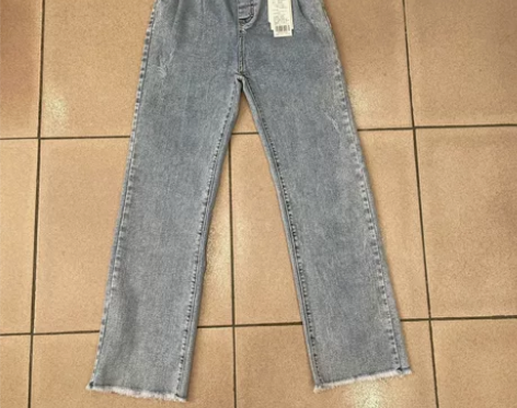 实体店撤店赔米清货，女大童牛仔裤破洞微喇叭...