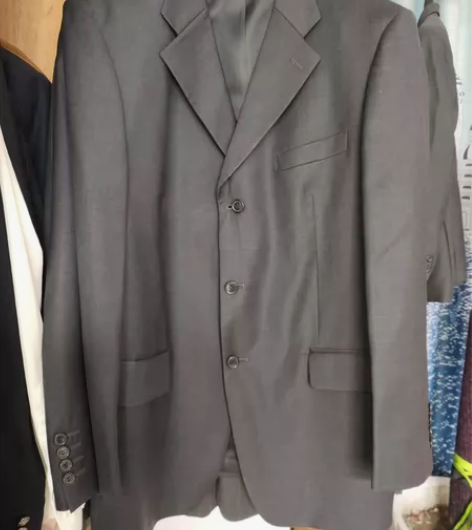 男士毛料西服,穿过一两次,几乎全新,实物稍...