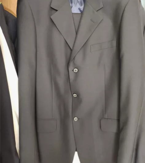 男士西服，毛料藏蓝色，没穿几次，几乎全新。...