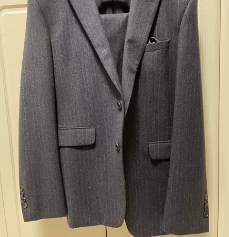 the class西服 仅穿过一次 没有洗...