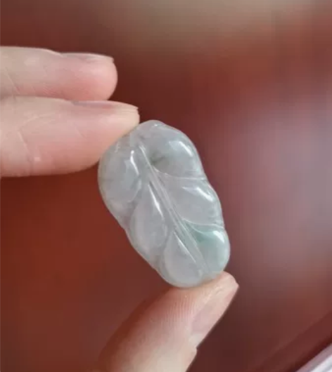 全新缅甸A货翡翠飘花叶子吊坠,飘一点点绿花...