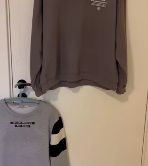 2件50元男士卫衣休闲运动 上面深色衣长约...