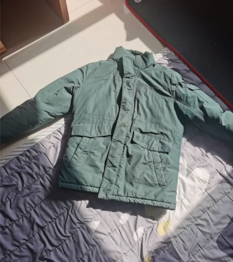 男士羽绒服,超厚墨绿色,买的时候4000多...