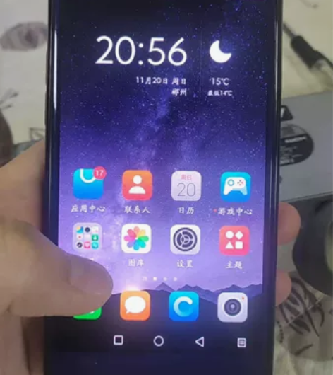 海信墨水屏手机，瑕疵:彩屏玻璃碎，略有烧屏...
