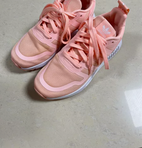 全新阿迪三叶草女大童运动鞋 看鞋底 只试穿...