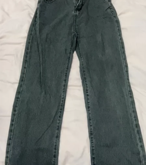 黑色牛仔裤女，为晚上原相机拍摄，无问题 偏...