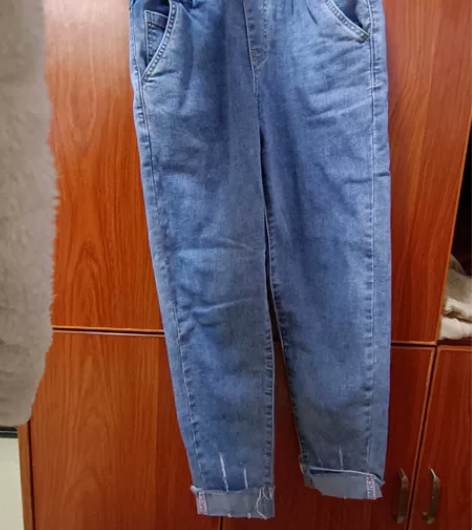 牛仔裤，原价二百多 衣服太多了，衣柜放不下...