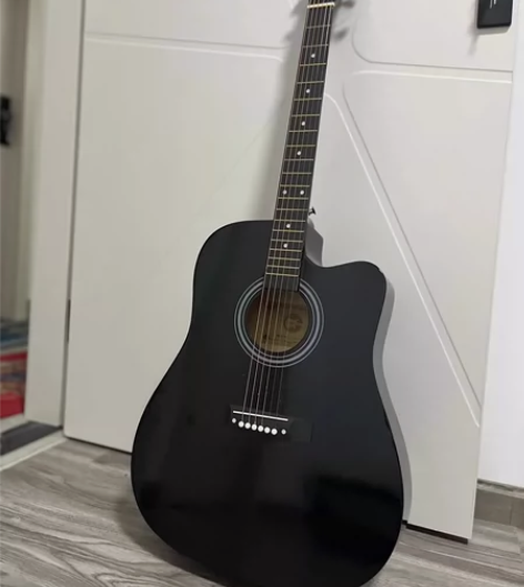 低价转让原来是1200元的吉他。由于吉他兴...