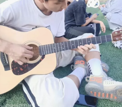 100 100转让。适合新手用的吉他。 感...