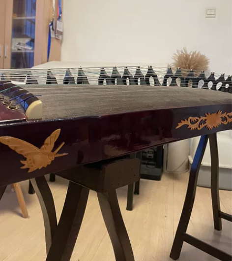 自用古筝 金韵 22弦 。自己不练 落灰了...