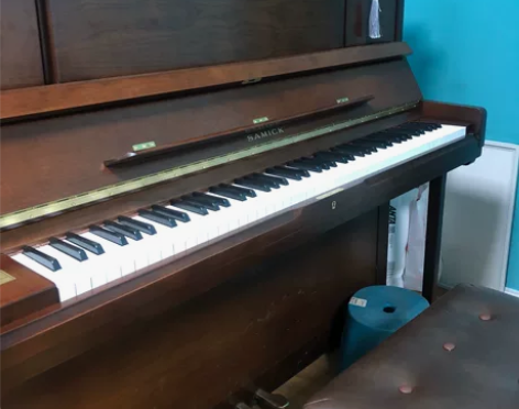 进口三益钢琴，带琴凳低价转让，需要的联系我...