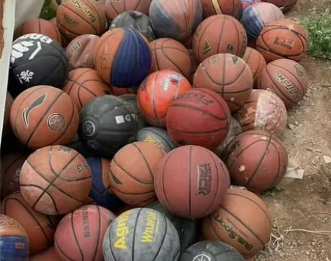 亲戚开篮球场倒闭了，留下一堆二手篮球在仓库...