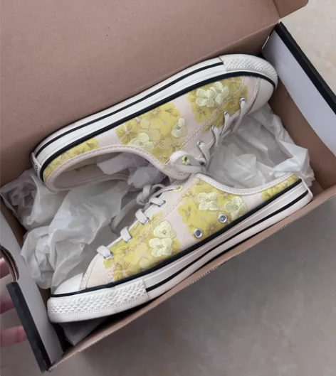 匡威 一脚蹬女鞋 鞋码：38 淡黄刺绣季节...