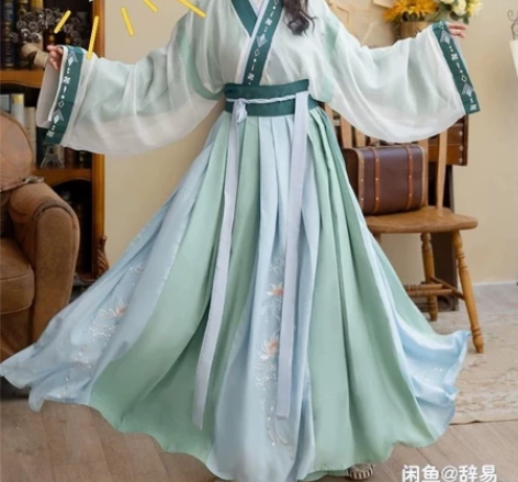 汉服和朋友一起买的,但是我不太喜欢这个形制...