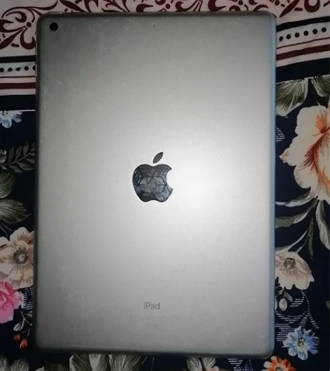 ipad 2017 128G ，银色，九成...