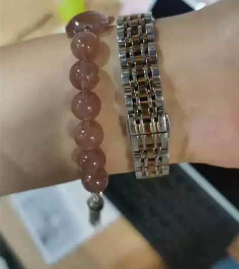 戴了快4年了 在香港机场免税店入的  灯光...