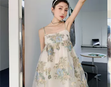 小众吊带连衣裙夏季法式高级感提花刺绣度假花...