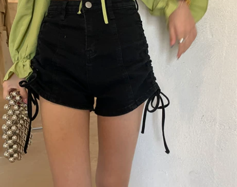 乌77设计感侧边抽褶系带牛仔短裤女韩版高腰...