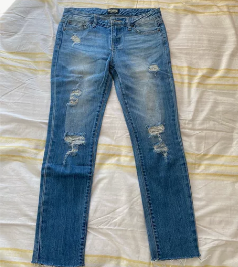 浅蓝色女士破洞直筒牛仔长裤，尺寸如图，无弹...
