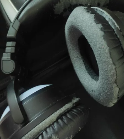 妖舞3s耳机，耳罩的皮掉了，不过可以去淘宝...