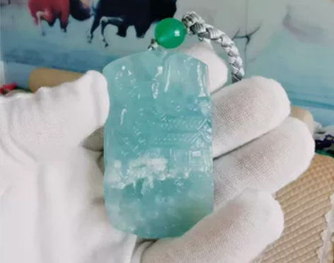 白云、远山、楼阁;小桥、流水、人家。天空飘...