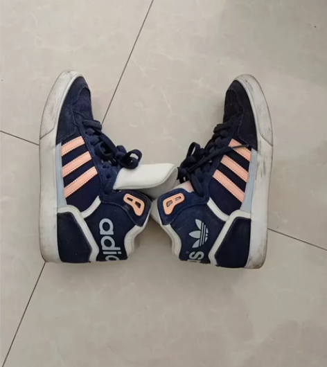 阿迪达斯三叶草系列的女士运动鞋,当时在专卖...