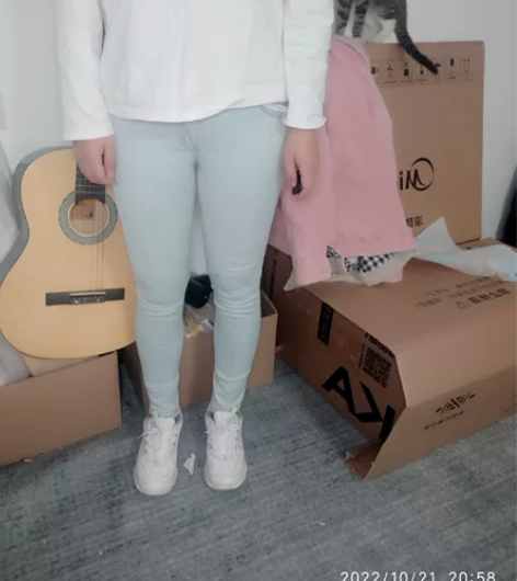 2尺1的浅蓝色牛仔裤，现在吃胖了，穿不下了...