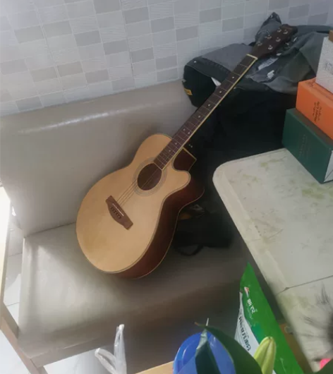 吉他，上班后就没用了，挺新的！东西在县后，...