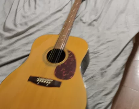 一把老的单板吉他，有点年头了，外观有磕碰，...