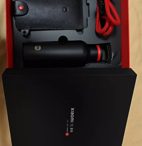 小米13Pro的配套礼盒，有一个限定保温杯...