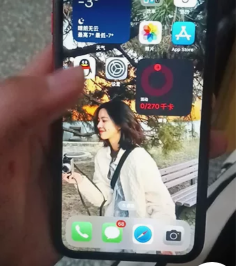 出自用美版xr黑解64，屏和后壳有点划痕，...