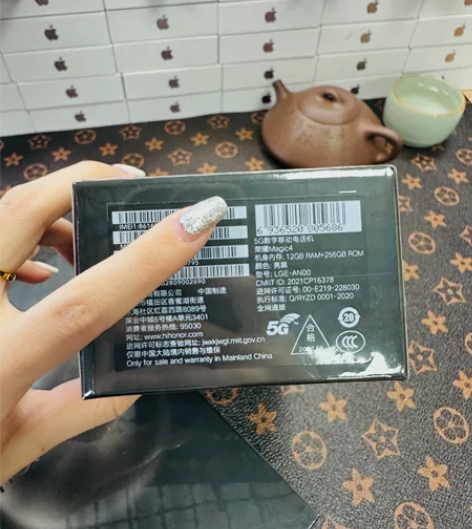 荣耀魔术手机4 感兴趣的话点“我想要”和我...