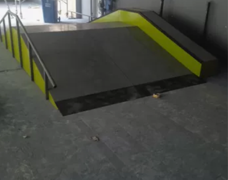 滑板道具定制 金字塔弧面出发台BOX弯墙斜...