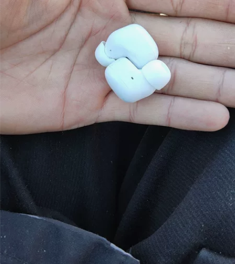 Redmi Buds 4，小瑕疵不影响使用...