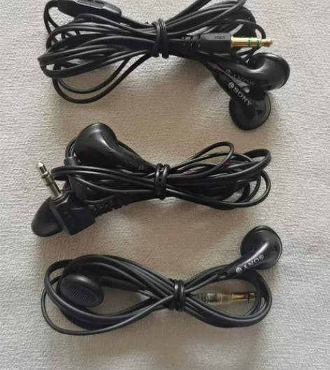 出三个老款索尼耳机，第一个型号：MDR-E...