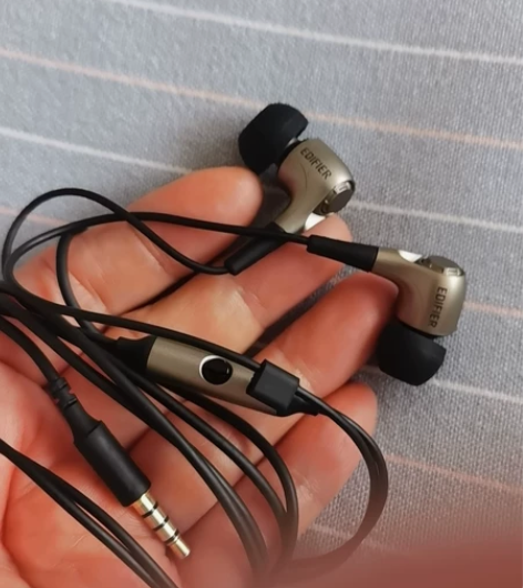 漫步者入耳式耳机，几乎全新，没怎么用过，音...