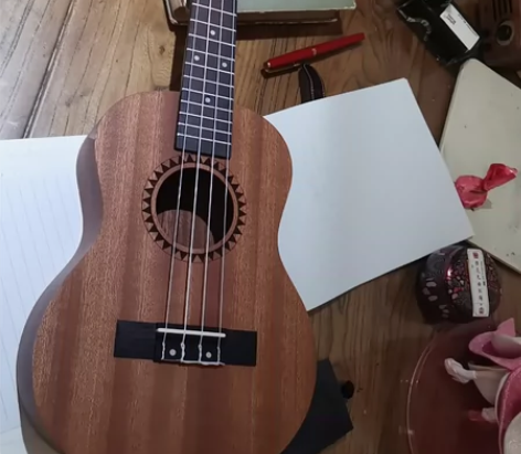 尤克里里 收拾东西时发现的,初中时学校音乐...