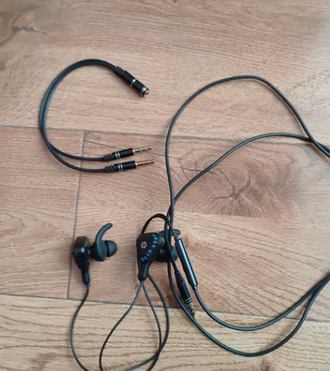 惠普耳机，音质很好。没有任何问题。带一个插...