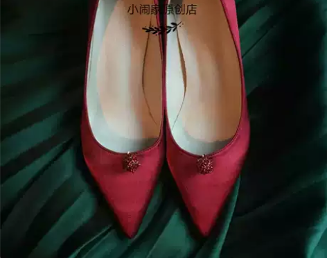 小闹家原创新款单鞋店 酒红色绸缎面真皮尖头...