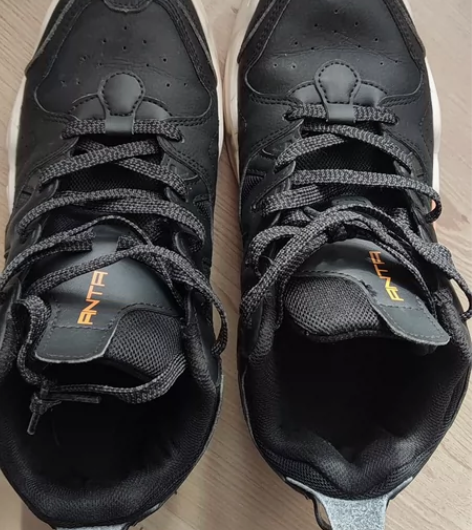 安踏男板鞋，42码新旧如图，不退不换看好拍...