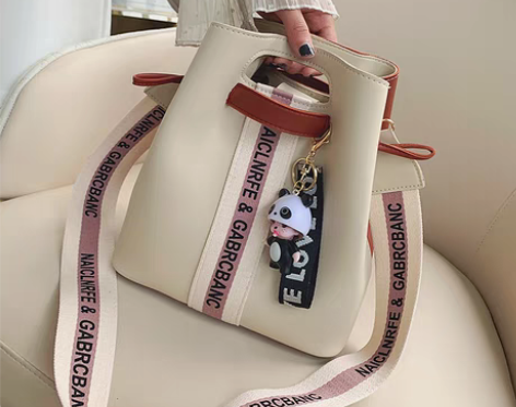 转卖天彩翼飞 女士斜挎包 水桶包 宽肩带 ...