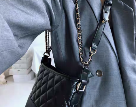 转卖包包女包新款2021时尚菱格黑色流浪包...