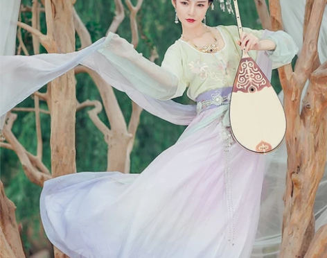 转卖都城南庄原创齐腰袒领襦裙绣花半臂印花渐...