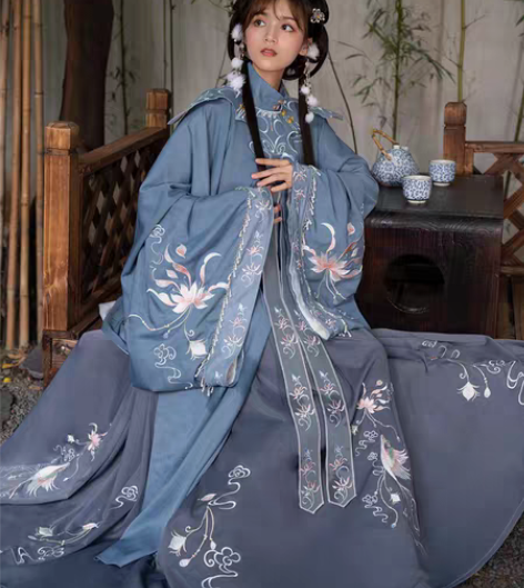 一整套220全新牌子也没拆，包括斗篷，不包...