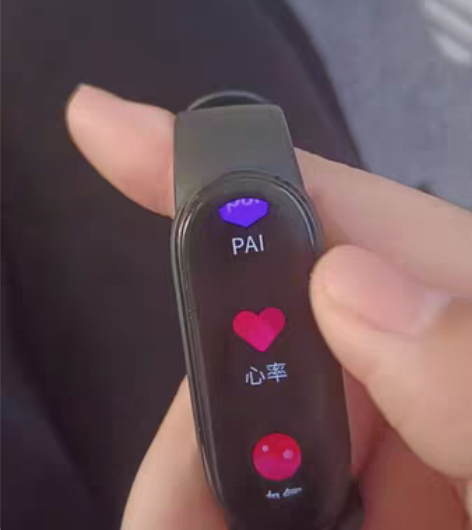 出售一款小米手环六的，智能手表几乎没有划痕...